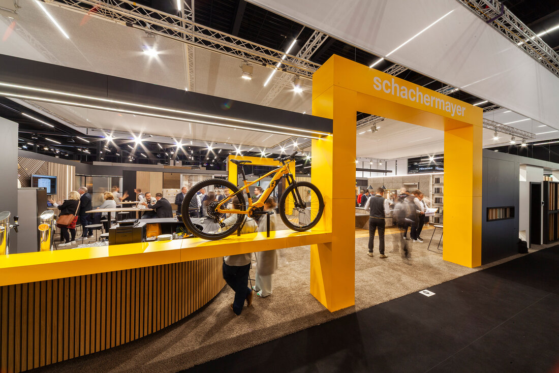 Gelbes Eingangsportal bei Messestand mit gelbem E-Bike