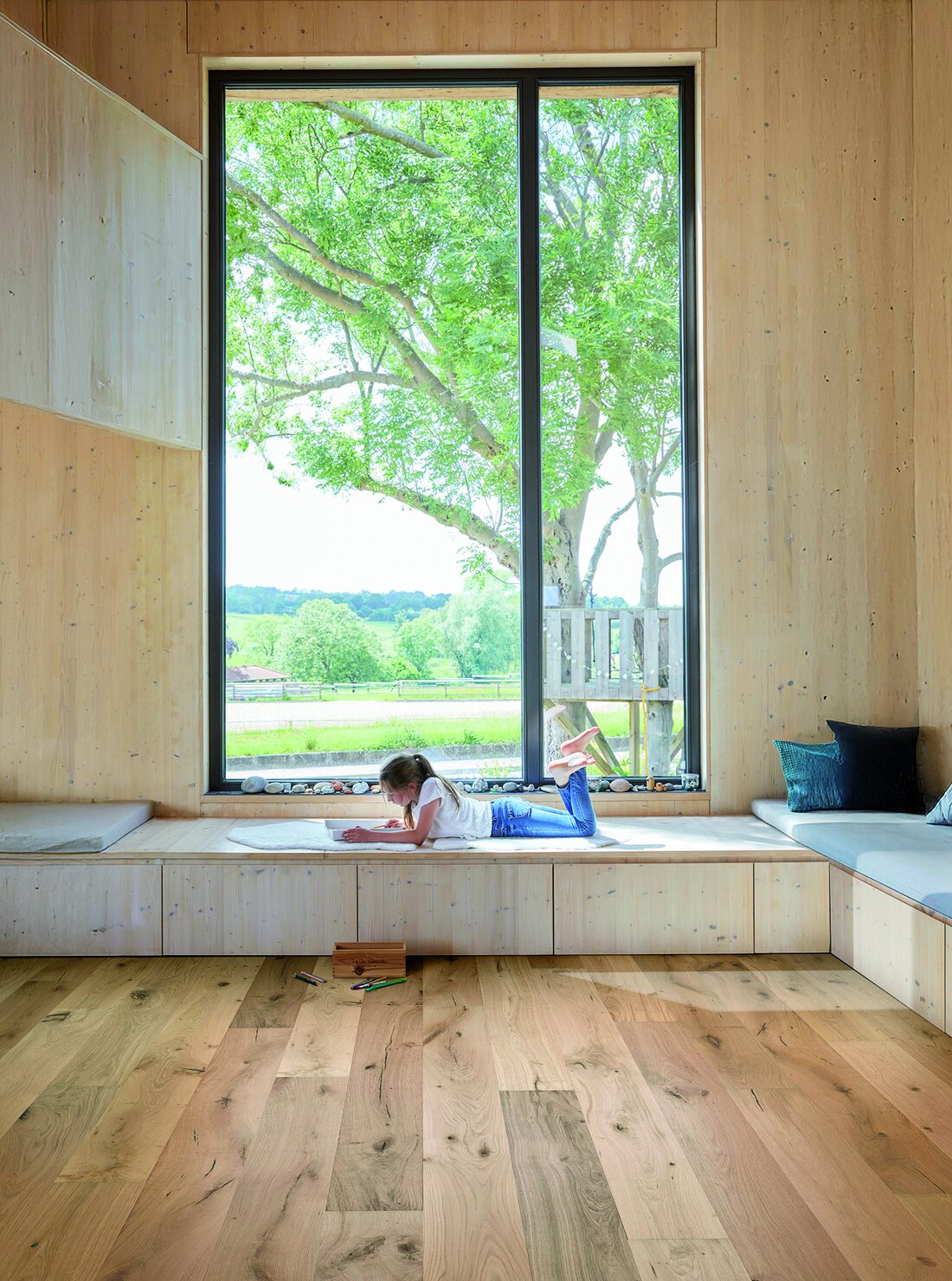 Bodentrends 2027: Zimmer mit viel Holz an den Wänden und am Boden