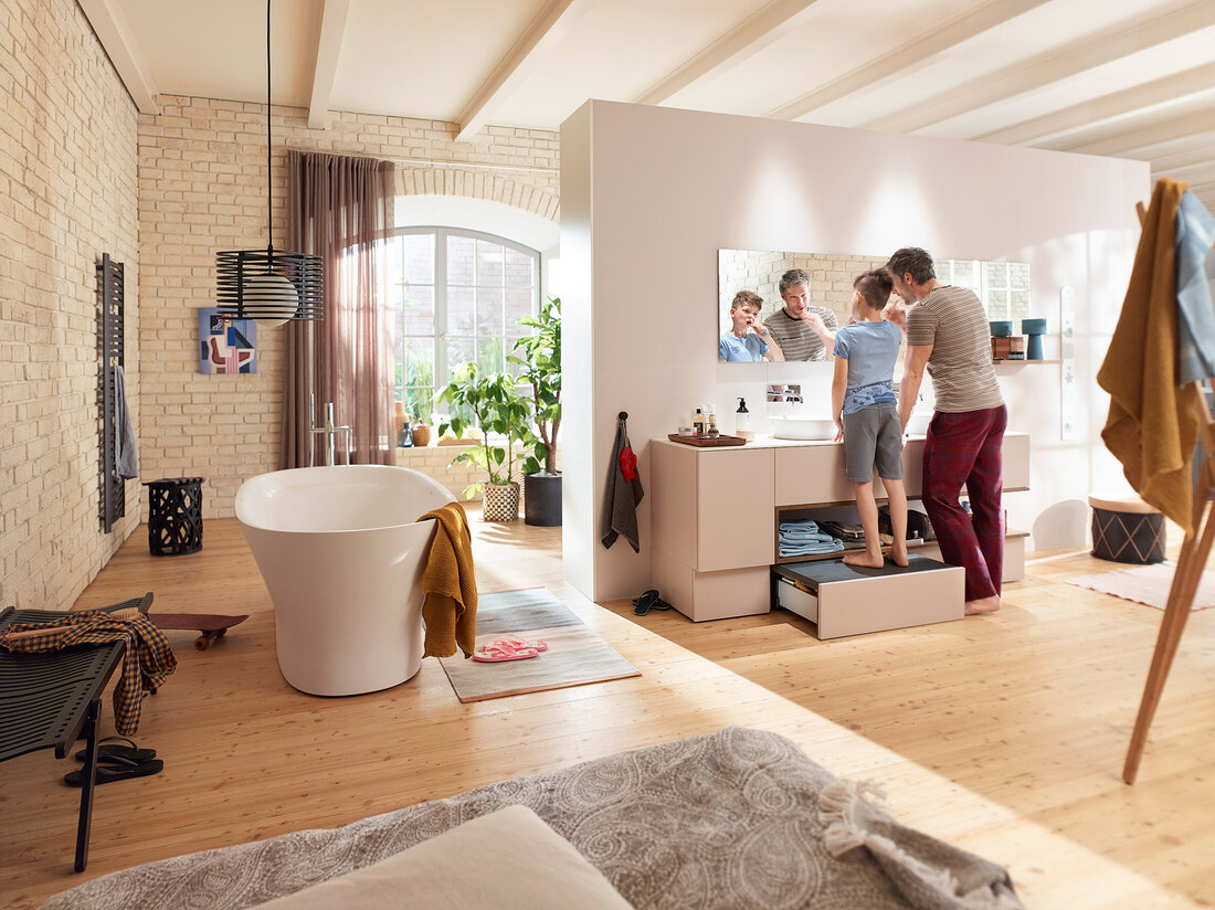 Mann und Kind im Badezimmer