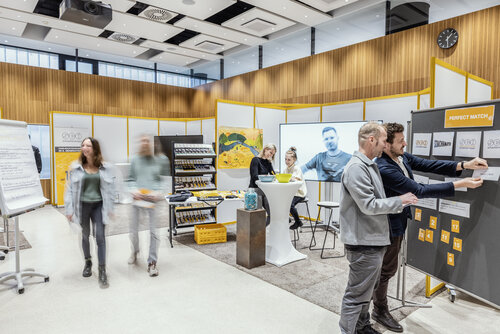 Menschen bei Messestand