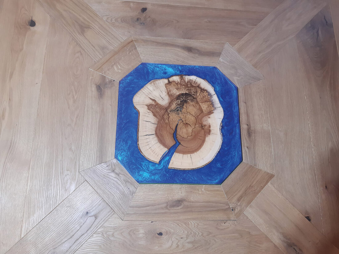 Tisch mit Epoxidharz