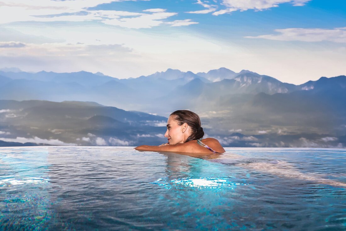Skypool mit Frau