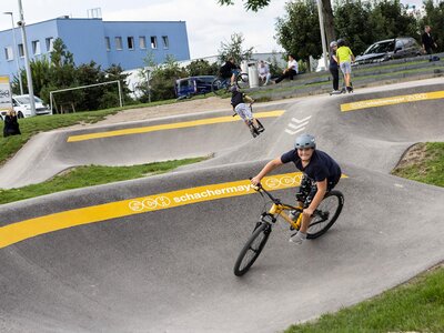Kind fährt auf dem Pumptrack