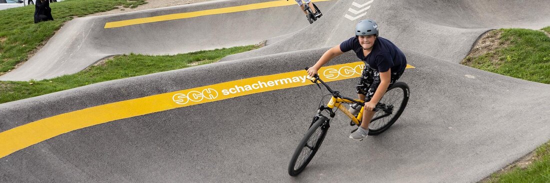 Kind fährt auf dem Pumptrack