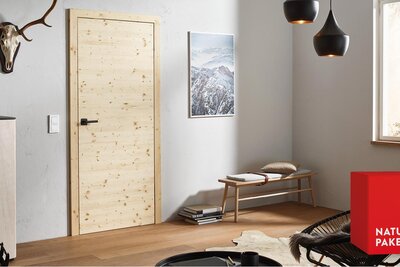 Raum mit Holztür