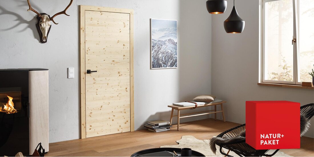 Raum mit Holztür