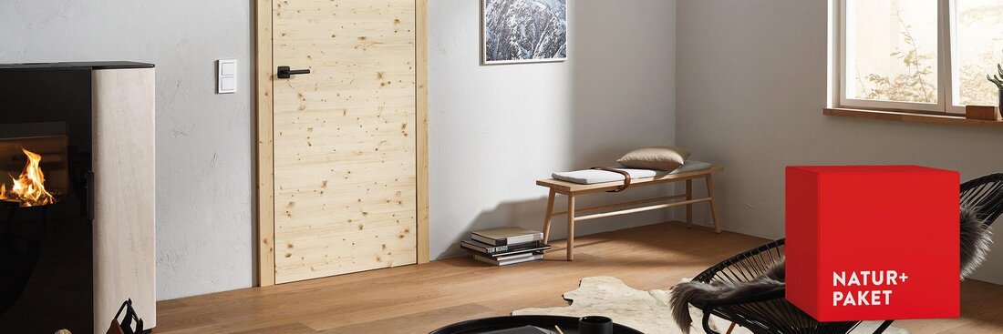 Raum mit Holztür