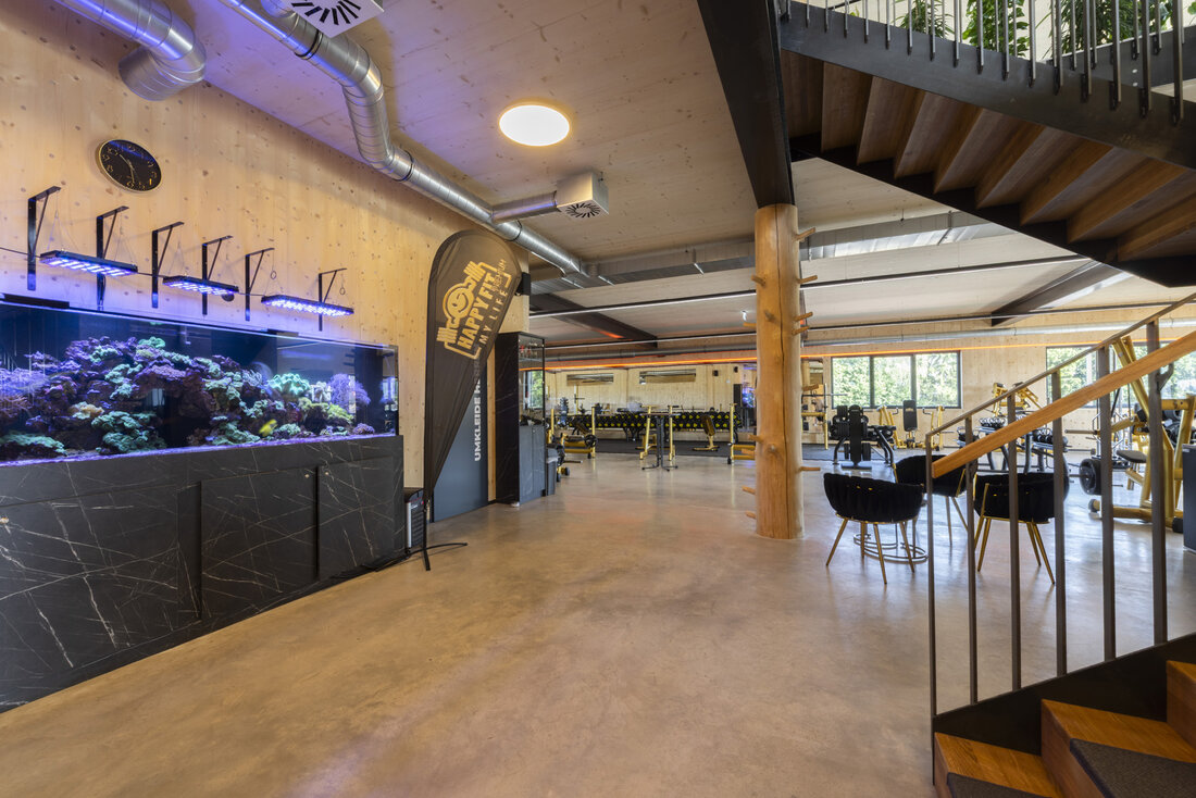 Holz-Fitnessstudio mit Aquarium