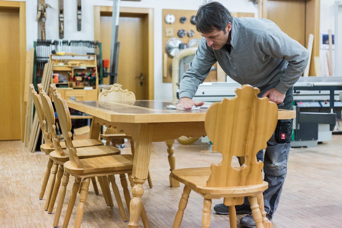 Holztisch mit Sesseln
