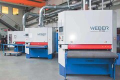 Schleifmaschinen in einer Halle