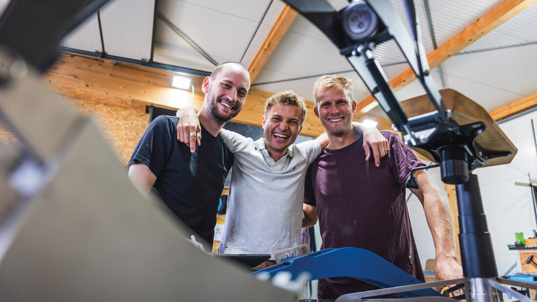 Drei Männer lachend