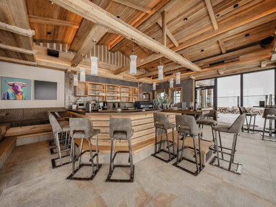 Bar mit Holzbarbereich