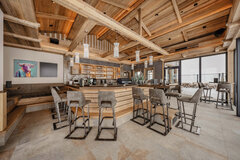 Bar mit Holzbarbereich