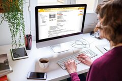 Frau vor Computer