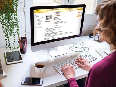 Frau vor Computer