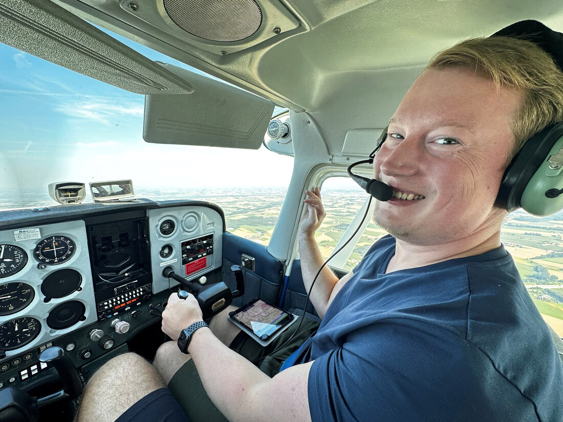 Mann im Cockpit eines Flugzeuges 
