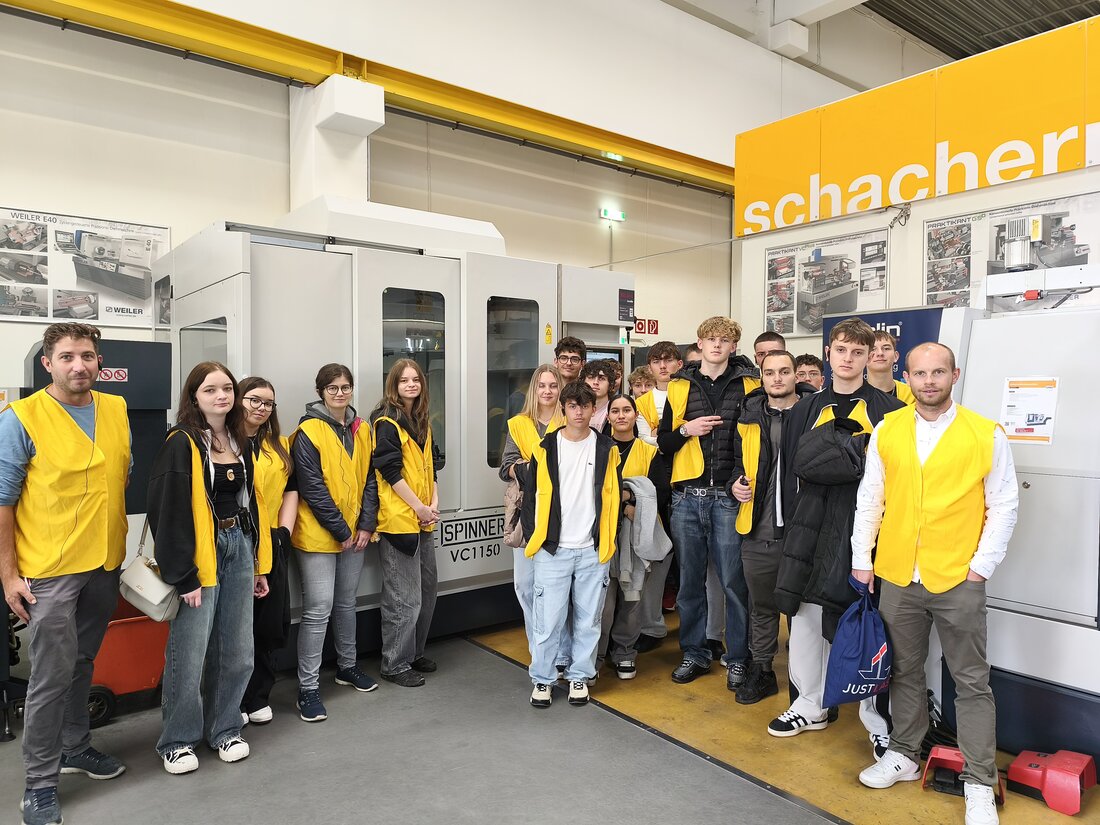 Viele Jugendliche in einer Maschinenhalle