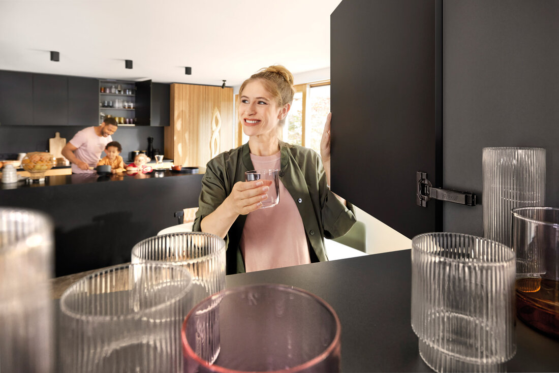 Frau vor einem schwarzen Küchenkasten