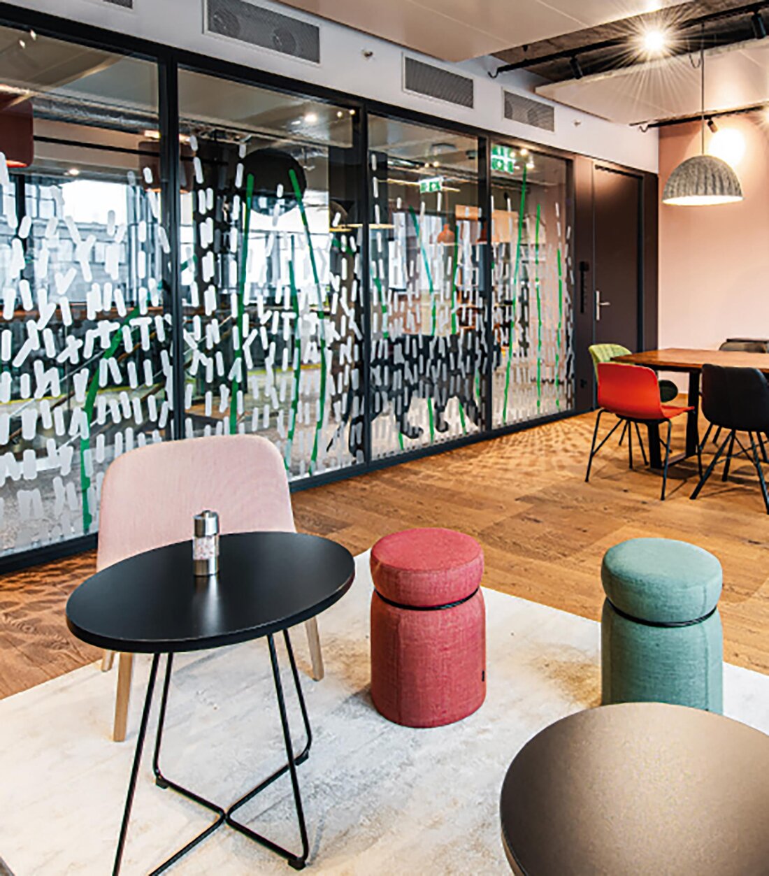 Büro mit Glaswand