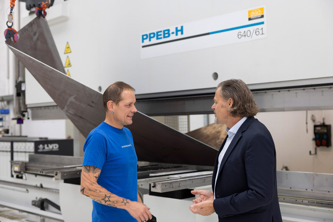 Zwei Männer vor der LVD-Abkantpresse