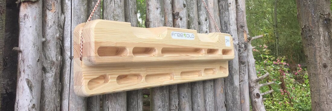 Holz-Hangboard hängt auf einem Holzzaun