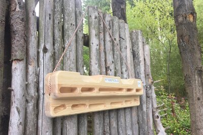 Holz-Hangboard hängt auf einem Holzzaun