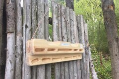 Holz-Hangboard hängt auf einem Holzzaun