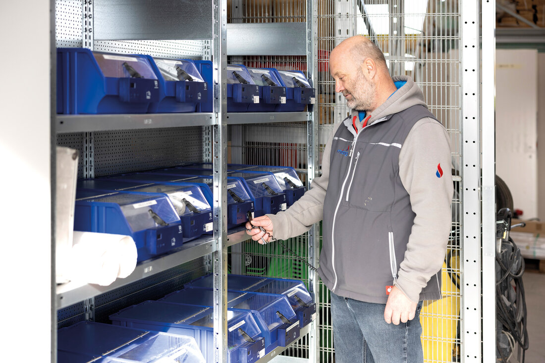 Ein Mann steht im Lager und scannt etwas