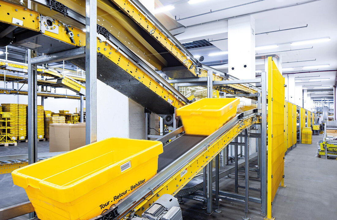 Logistik Lager gelbe Kisten
