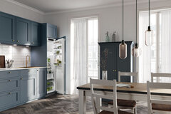 Blaue Küche mit Liebherr Kühlschrank