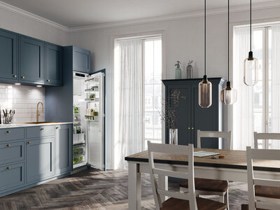 Blaue Küche mit Liebherr Kühlschrank
