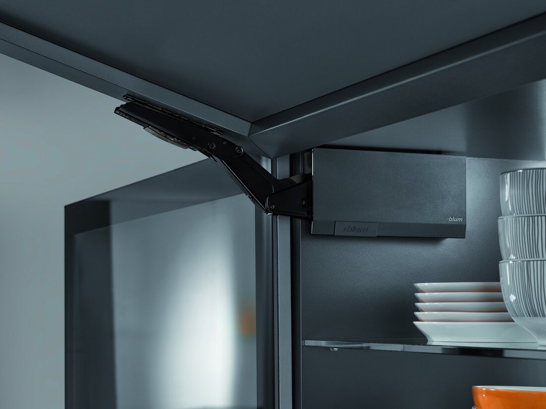 Dunkler Küchenschrank mit schwarzen Beschlägen