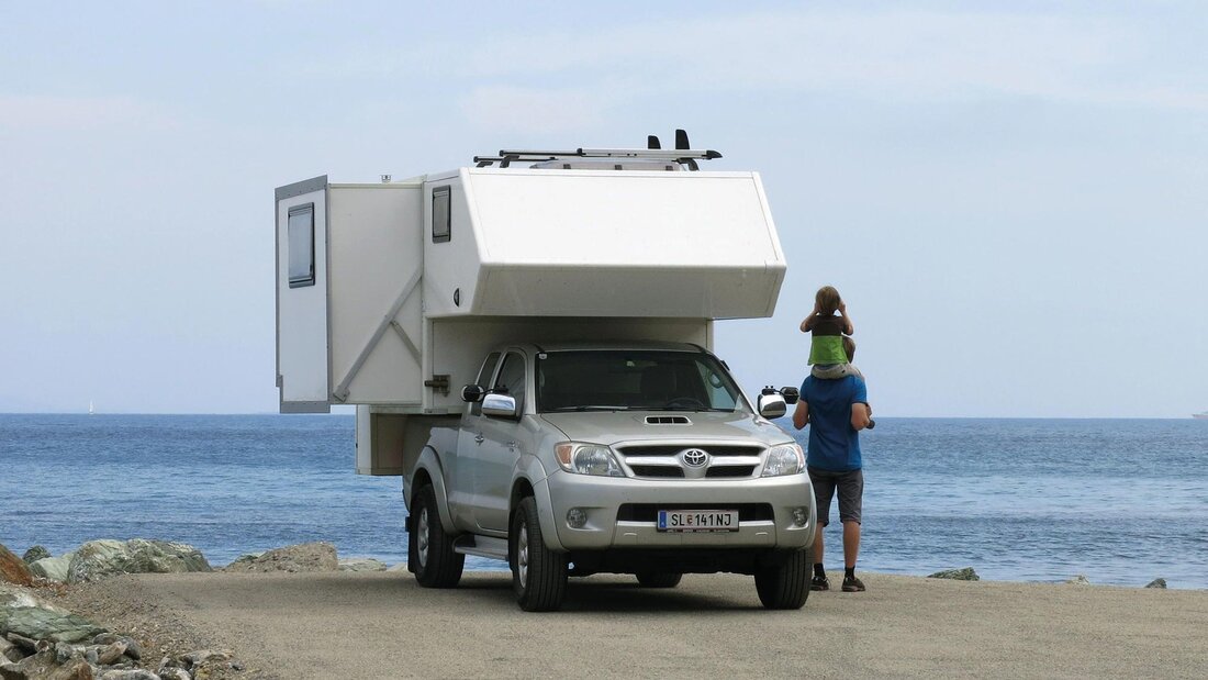 Pickup Camper vor Meer