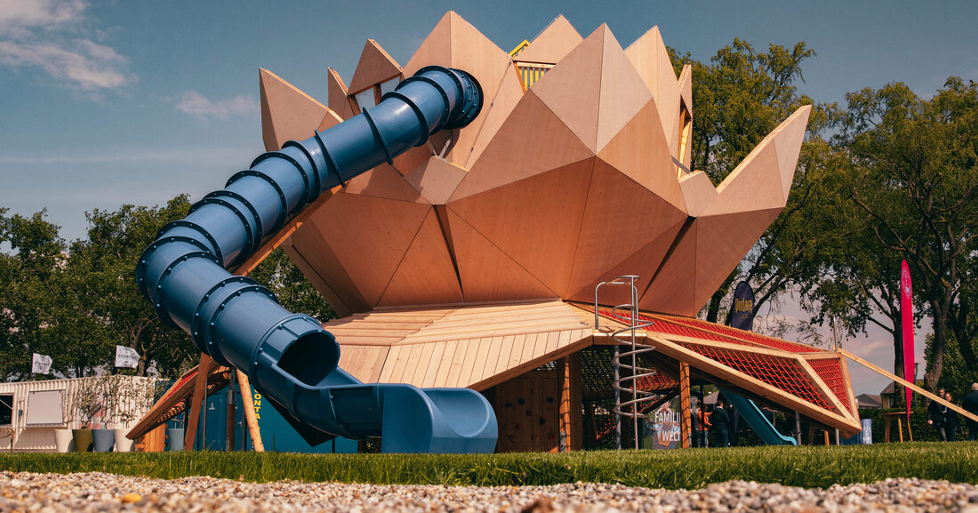 Überdimensionaler Holzspielturm mit Rutsche
