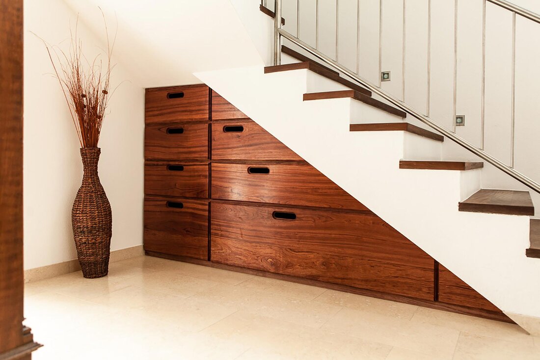 Holzschrank unter Stiege