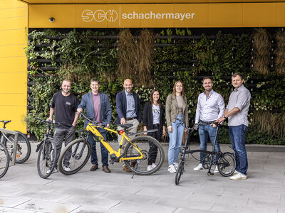 Österreich radelt Gruppe von Radfahrern mit Rädern