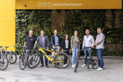 Gruppe von Radfahrern mit Rädern