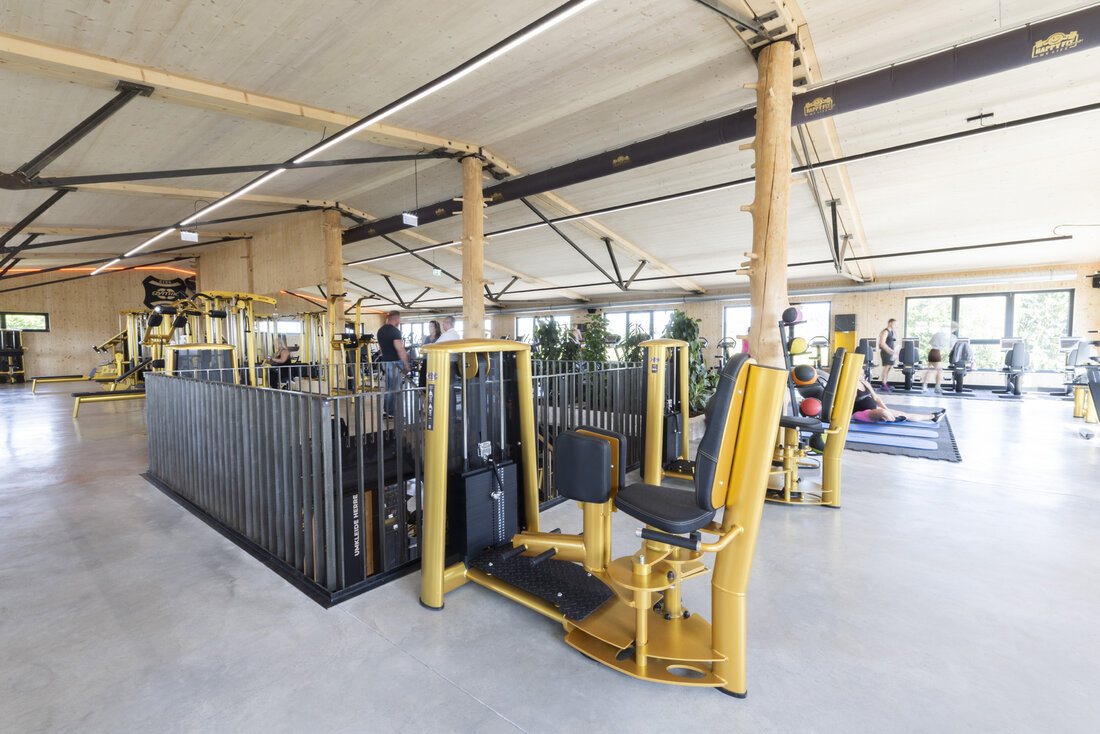 Holz-Fitnessstudio mit Kraftgeräten