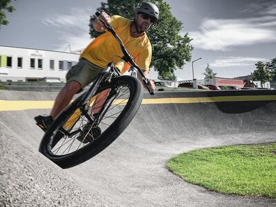 Pumptrack Erfahrungsbericht Biker auf dem Pumptrack