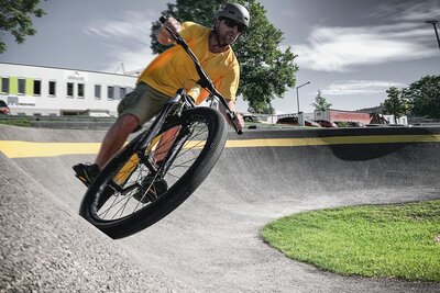 Biker auf dem Pumptrack