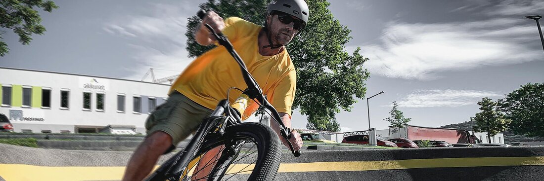 Biker auf dem Pumptrack