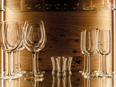 Gläser beleuchtet in einem Schrank