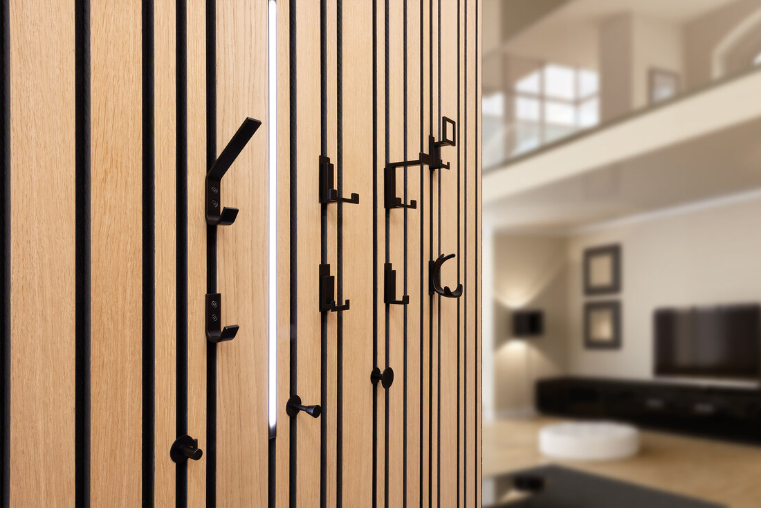 Akustikpaneel mit Wandhaken und Beleuchtung