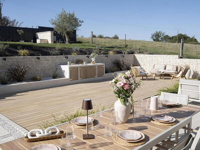 Silvadec Terrasse mit Terrassentisch