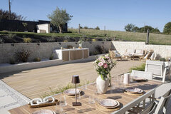 Terrasse mit Terrassentisch