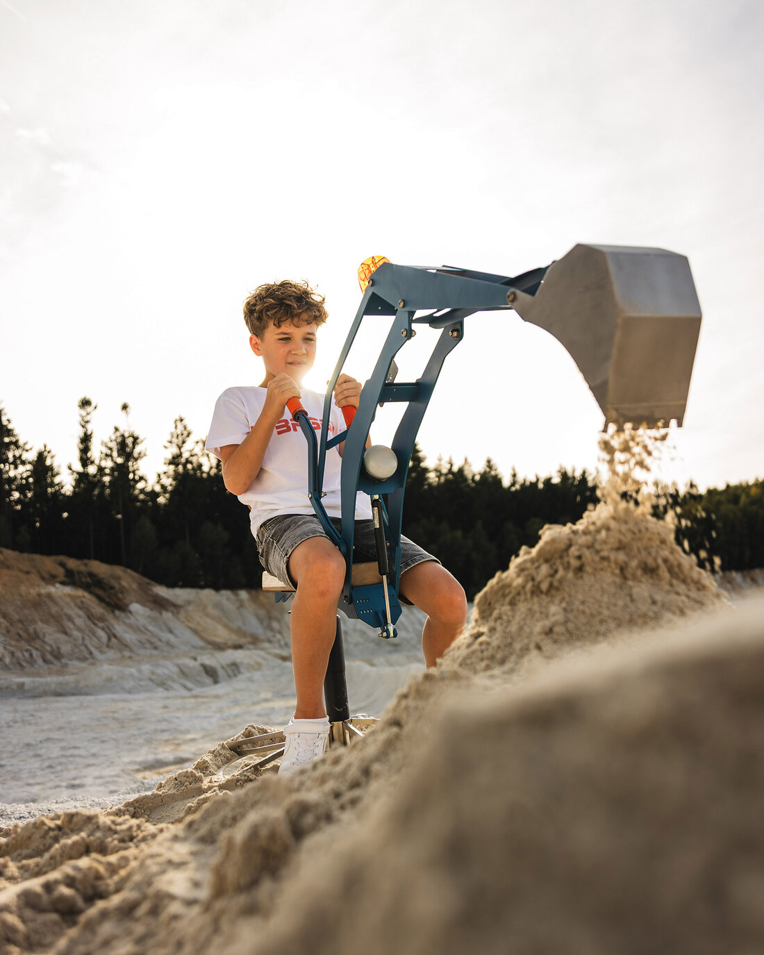 Kind auf einem Spielzeugbagger