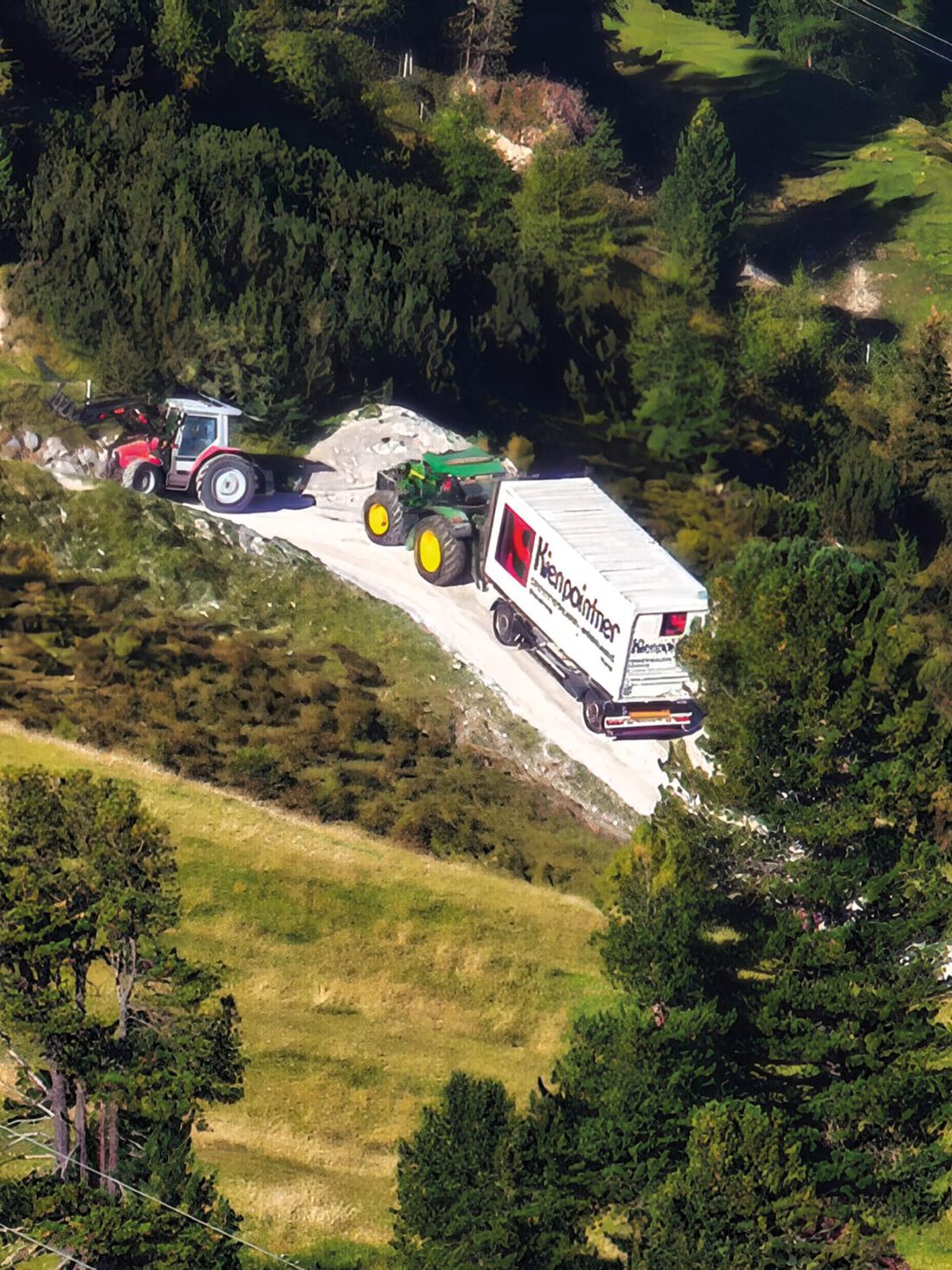LKW fahren einen Berg hinauf