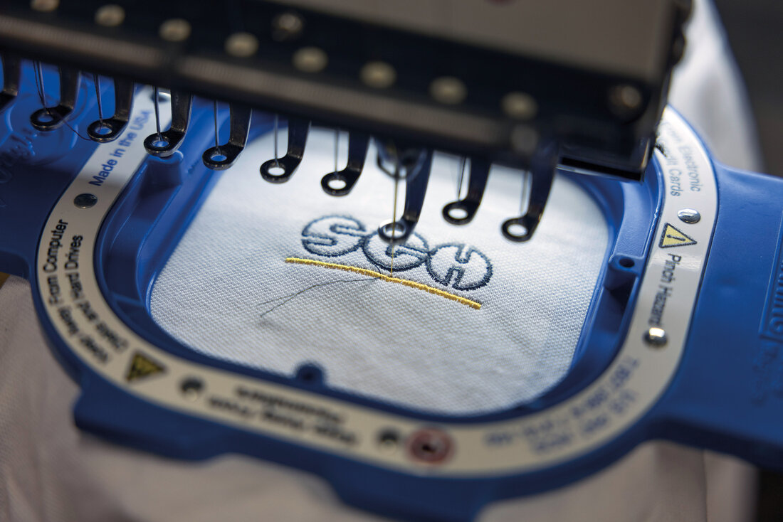 Schachermayer Logo wird per Maschine gestickt