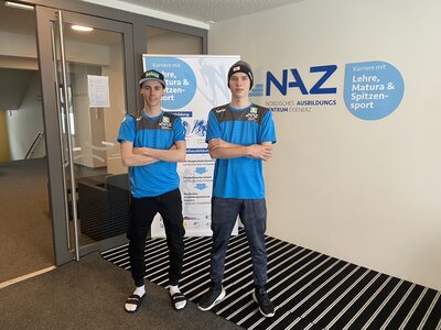 Markus Müller und Maximilian Ortner vor einer NAZ Wand Markus Müller und Maximilian Ortner