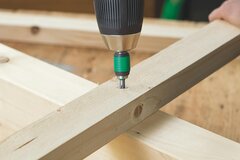 Schraube mit Akkuschrauber